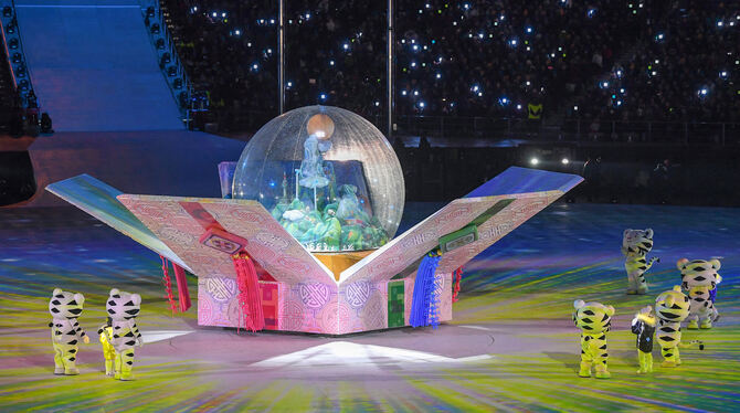 Mit einer bunten Bühnenshow und einer großen Eiskugel im Olympiastadion wurden die 23. Olympischen Winterspiele beendet. FOTOS: