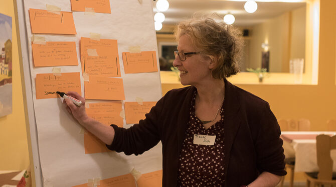 GAL-Stadträtin Traude Koch moderierte das Treffen der Projektgruppe Radwege.  FOTO: LEUSCHKE
