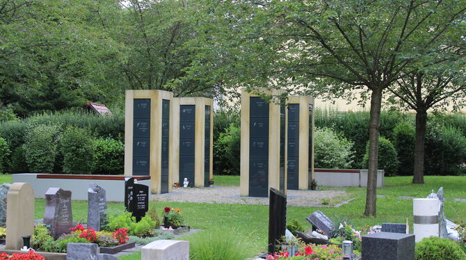 Zu den vier Urnenstelen sollen auf dem Riedericher Friedhof drei weitere in Form von Kreissegmenten hinzukommen. FOTO: LARSSON