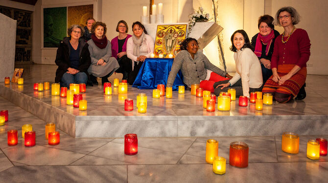 Die Lichtblick-Gruppe zwischen den Lichtern zum Taizé-Abendgebet. Vor dem Altar die Barmherzigkeits-Ikone von Taizé. FOTO: HAMME