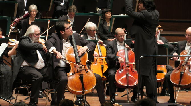 Der Cellist Danjulo Ishizaka bei seinem Auftritt mit der Württembergischen Philharmonie Reutlingen in der Stadthalle.   FOTO: KN