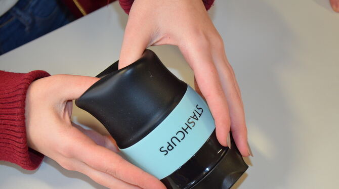 Die Schülerfirma StashCups hat einen wiederverwendbaren Kaffeebecher zum Zusammenfalten entwickelt.