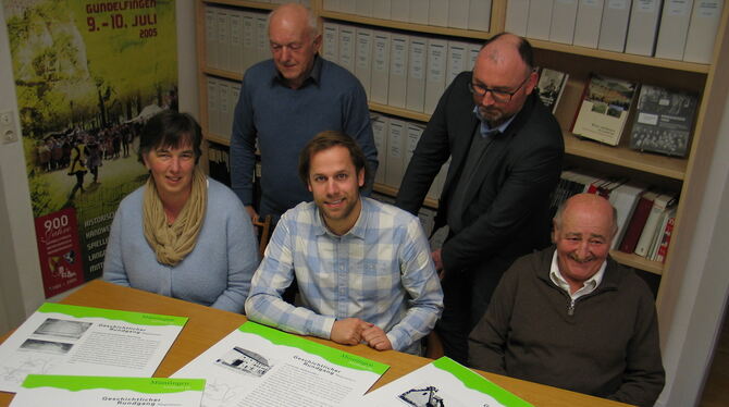 Am geschichtlichen Rundgang durch Magolsheim haben Ortsvorsteherin Sabine Ruopp, Stadtarchivar Yannik Krebs, Hans Michael Kehm u