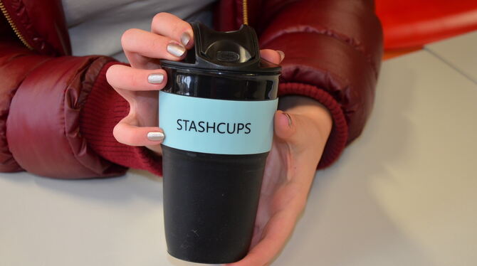 Der Coffee-to-go-Becher der Schülerfirma StashCups ist ganz einfach zu verkleinern: Ist der Becher leer, wird das Unterteil aus