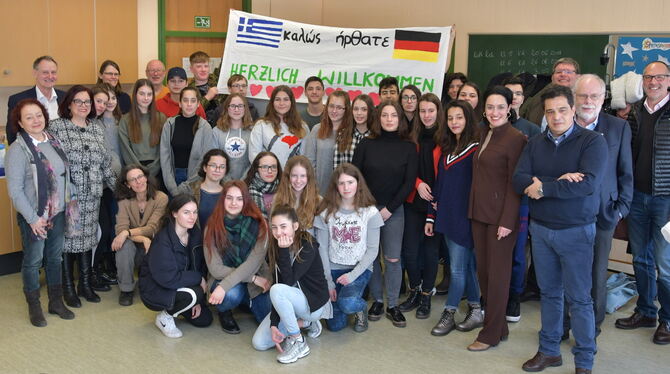 Ein dreisprachiges Willkommen: die griechischen Austauschschüler mit Begleitpersonen, ihren deutschen Gastgebern und Offiziellen
