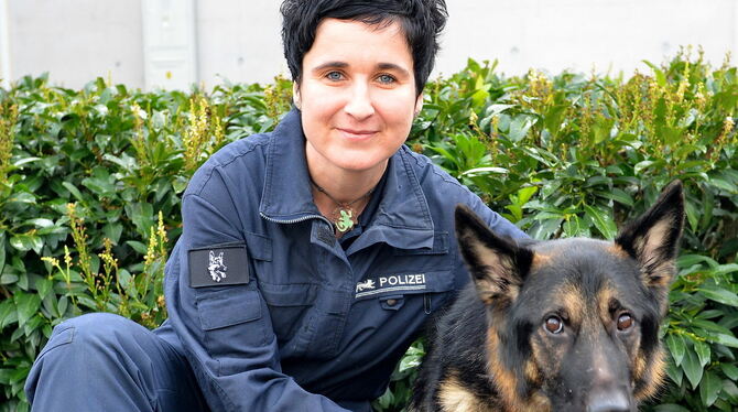 Hundeführerin Raphaela Schuh ist glücklich, dass Hitchcock jetzt wieder im Dienst sein kann.  FOTO: NIETHAMMER