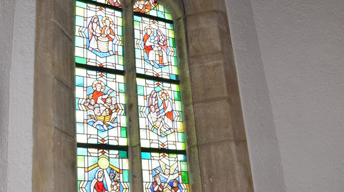 Freut sich über das neue Fenster der Kirche: Pfarrer Jörg Conrad.  FOTO: SPAHLINGER