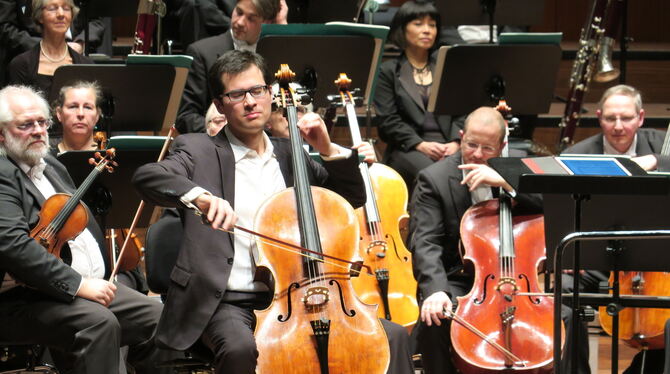 In Konzentration versunken: Cellist Danjulo Ishizaka bei seiner Zugabe.  FOTO: KNAUER