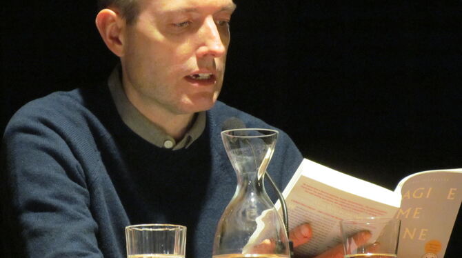 Adam Haslett liest im Museumssaal in Tübingen aus seinem neuen Roman.   FOTO: MORAWITZKY