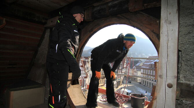 Zimmermann Jörg Greiner steht an der Stelle, an der gerade noch das Ziffernblatt der Uracher Rathaus-Uhr montiert war. FOTOS: FI