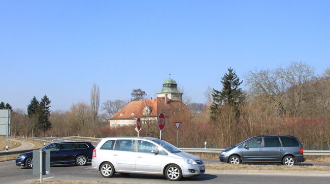 Die Schlössleskurve zwischen Metzingen und Dettingen, benannt nach dem hier stehenden Kraftwerksgebäude, das an ein kleines Schl