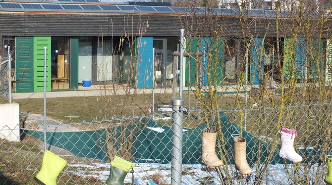 Blick durch den Garten aufs Pliezhäuser Kinderhaus im Wohngebiet Baumsatz. Wenn aus den Stiefeln der Kinder die ersten Frühlings