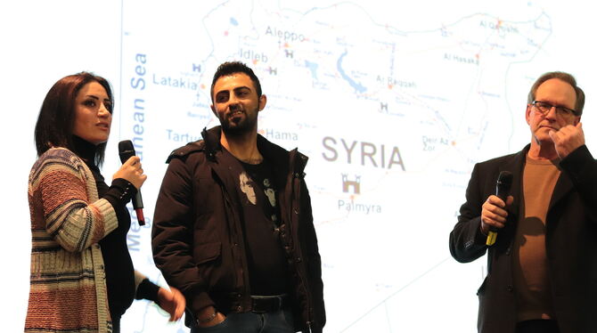 Avin und Walat Mohamad und Mostafa Hamki (von links) im Gespräch mit Gebhard Wolf. Alle drei sind vor dem Krieg in Syrien gefloh
