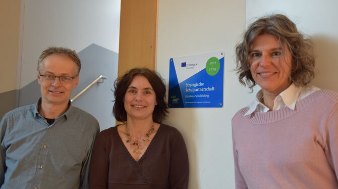 Schulleiter Karsten Rechentin und die Spanischlehrerinnen Margit Back und Stefanie Oesterle-Piehl präsentieren ein Schild in der