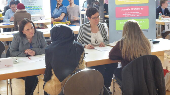 Intensive Gespräche beim Speed-Dating von Unternehmen und Schülern in der Aula des Quenstedt-Gymnasiums.  FOTO: LENSCHOW