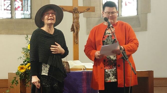 Als »Fräulein Schlotterbeck« wird Katrin Digel (links) von Sonja Digel zur Entwicklung der evangelisch-methodistischen Kirchenge