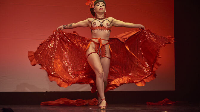 Die Burlesque-Künstlerin Louise L'Amour bei ihrem Auftritt.   FOTO: ALEXANDRA KLEIN