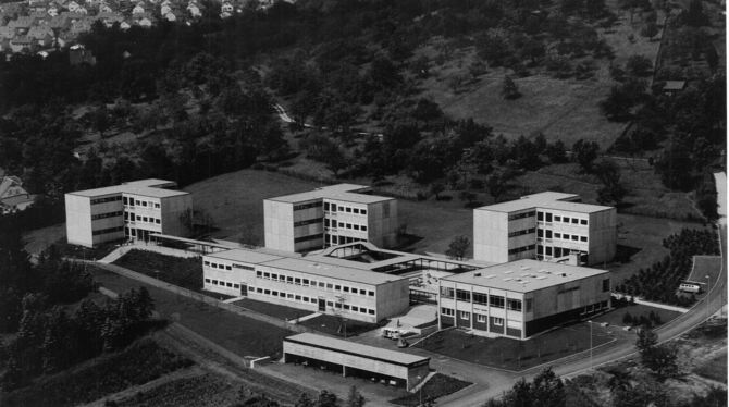 1967 wurde die Achalmschule, bestehend aus fünf Gebäuden und einer kleinen Festhalle, eingeweiht.  FOTO: GROHE