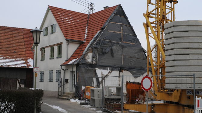 Die gleichfalls vierhundert Jahre alte Osthälfte der Historischen Messerschmiede in Mössingen ist abgerissen worden.  FOTO: MEYE