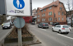 Die Tempo-40-Schilder an der Lederstraße sind – verkehrt herum – schon montiert, demnächst werden sie enthüllt. FOTO: TRINKHAUS