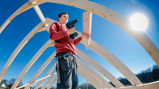Handwerker in luftiger Höhe.