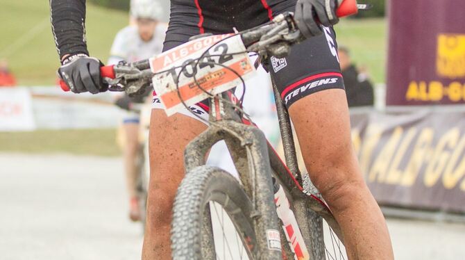 Ein Sturz verhinderte, dass der Bad Uracher Mountainbike-Profi Martin Frey beim Saisonauftakt das Ziel erreichte.   FOTO: VEREIN