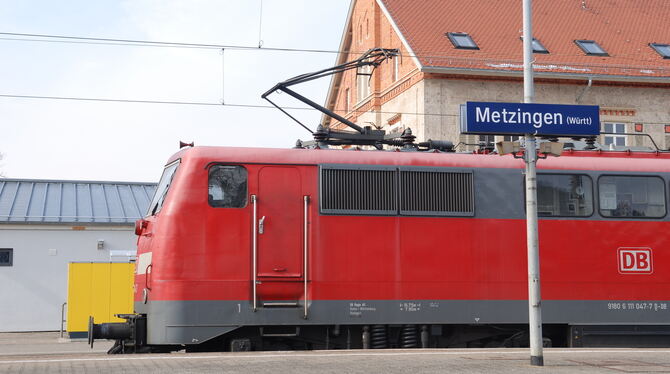 Derzeit halten die Regional-Express-Züge zwischen Stuttgart und Tübingen mindestens stündlich, im Berufsverkehr halbstündlich in