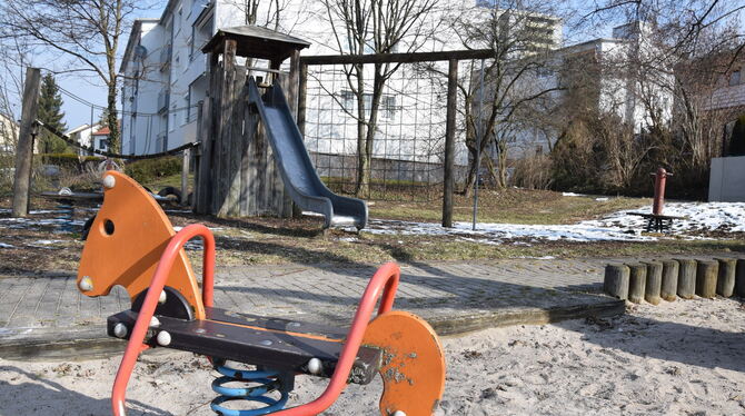 Statt dem abgegriffenen Wippepferd sollen künftig Wackelschafe für Spaß auf dem Spielplatz Tommental sorgen. FOTO: HAILFINGER