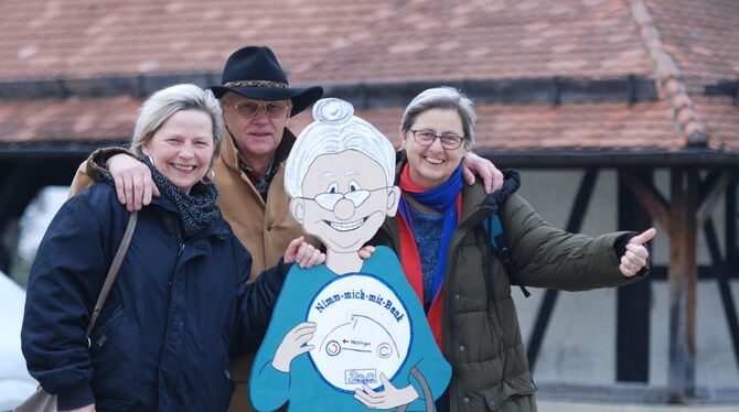Gruppenbild mit Mitfahr-Oma: Martina de Rubeis, Bernhard Beutner und Heike Richter-Philippi (von links).  FOTO: PFISTERER