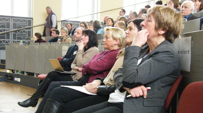 Doro Moritz (recht) und Dr. Susanne Eisenmann im roten Jäckchen lauschten so konzentriert wie die übrigen Zuhörer. FOTO: MAIER