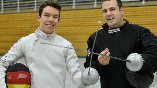 Der 17 Jahre alte Max Weise und Trainer Philipp  Pleier von der TSG Reutlingen.   FOTO: NIETHAMMER