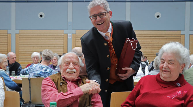 Valentin Jaudas als ältester Senior wurde beim Altennachmittag vom Bürgermeister mit Handschlag begrüßt. FOTO: IN