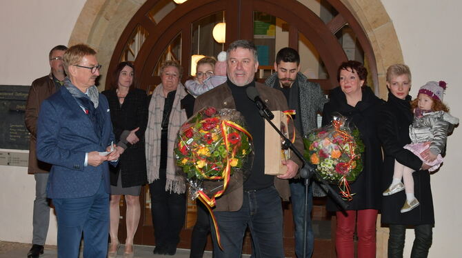 Dettingens Bürgermeister Michael Hillert hält seine Dankesrede, neben ihm seine Frau Renate (rechts), dahinter unter anderem die