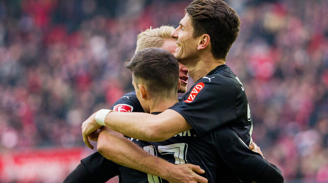 Macht sich für den VfB bezahlt: Mario Gomez (rechts) hat seit seiner Verpflichtung bereits vier Mal getroffen. FOTOS: DPA/WITTER