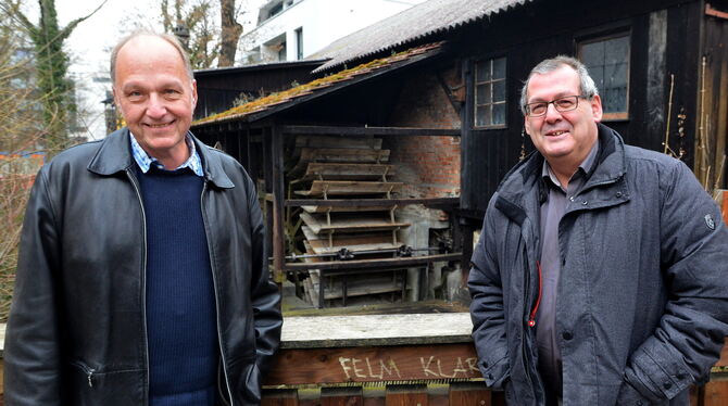 Wollen nicht verkaufen: die Eigentümer der Wegstschen Mühle: Heiko Sailer (links) und Joachim Stotz. Im Hintergrund das Wasserra
