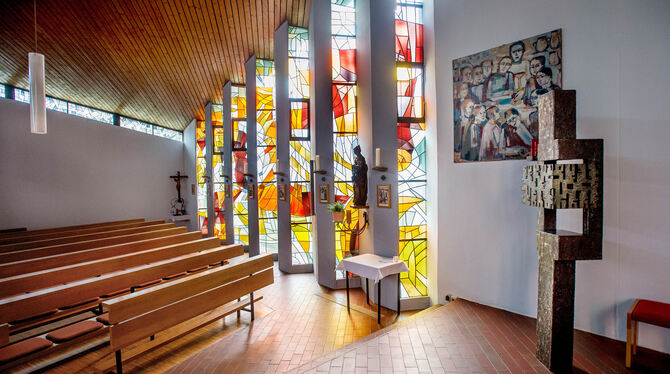 Heute wie vor fünfzig Jahren ein Augenschmaus: die Buntglasfenster von Sondelfingens katholischer Filialkirche St. Elisabeth. FO