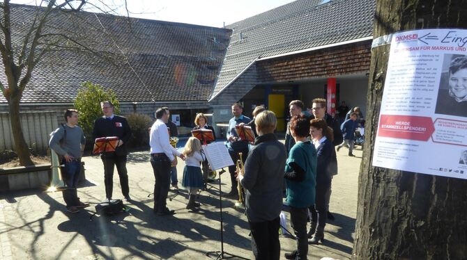 Thomas Bader (links) bedankt sich mit seiner siebenjährigen Tochter Bianca beim Posaunenchor.  FOTO: BERNKLAU