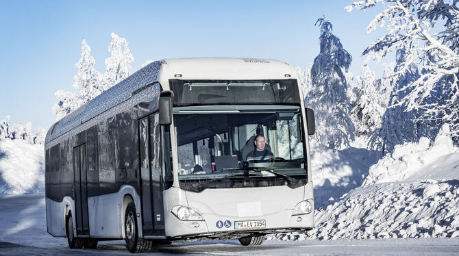 Der rein elektrische Daimler-Bus Citaro bei Wintertestfahrten in Finnland und rechts als Schema, wie der Bus aufgebaut ist und w