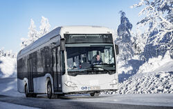 Der rein elektrische Daimler-Bus Citaro bei Wintertestfahrten in Finnland und rechts als Schema, wie der Bus aufgebaut ist und w