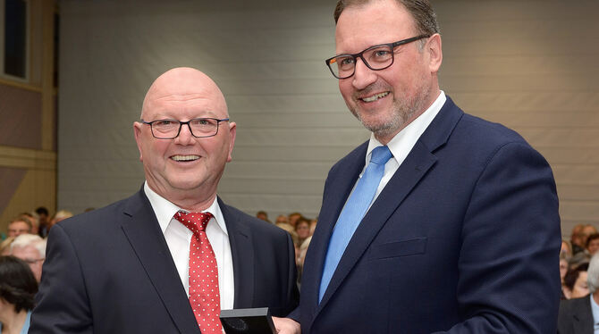 Sichtlich stolz: Günter Eissler (links) bekommt von Landrat Joachim Walter die Staufermedaille für besondere Verdienste im Ehren