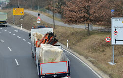 Ob er die Kurve noch kriegt? Lkw müssen nun am südlichen Ortseingang in den Scheibengipfeltunnel abbiegen.  FOTO: NIETHAMMER