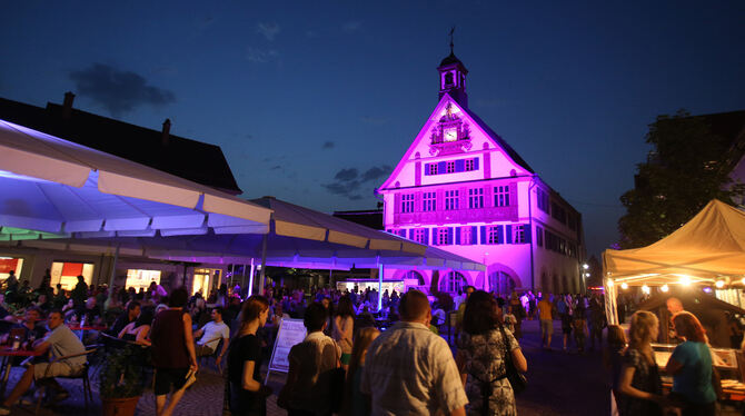 Late-Night-Shopping in Metzingen: Auch das alte Rathaus ist bunt angestrahlt. Drei solche lange Einkaufsnächte solle es in diese