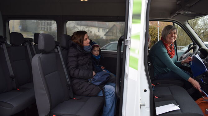 Auf dem Fahrersitz: die ehrenamtliche Busfahrerin Bettina Reichenbach. Hinten haben Natalia Dolak und ihr dreijähriger Sohn Jari
