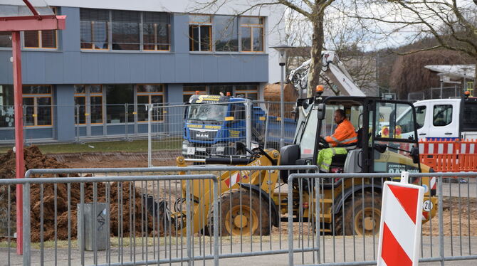 Die Bauarbeiten für den Parkplatz und den Löschwasser-Behälter an der Billinger Allee haben begonnen.  FOTO: -JK
