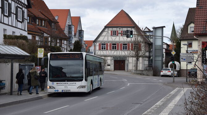 Bald im Halbstundentakt? Der Bus vom Industriegebiet West nach Tübingen an der Haltestelle Altes Rathaus in Kusterdingen.  FOTO: