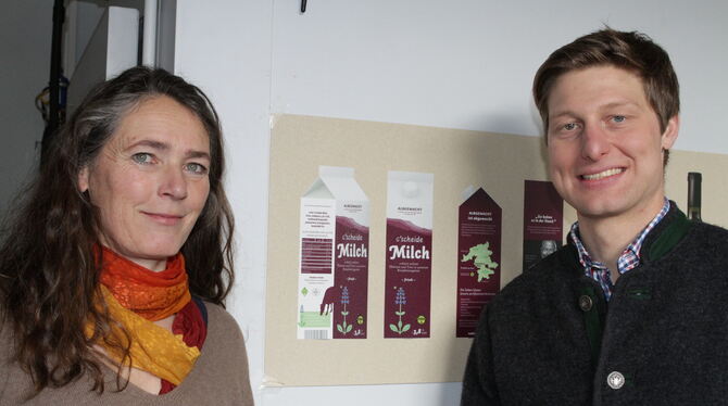 Die Schäferin Johanna von Mackensen und Julian Schmid, Junior-Chef der Hofmolkerei in Bremelau, stellen das Design der neuen Reg