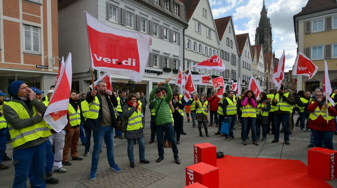 Mit Trillerpfeifen untermauern die streikenden Gewerkschafter lautstark ihre Forderungen.   FOTO: NIETHAMMER