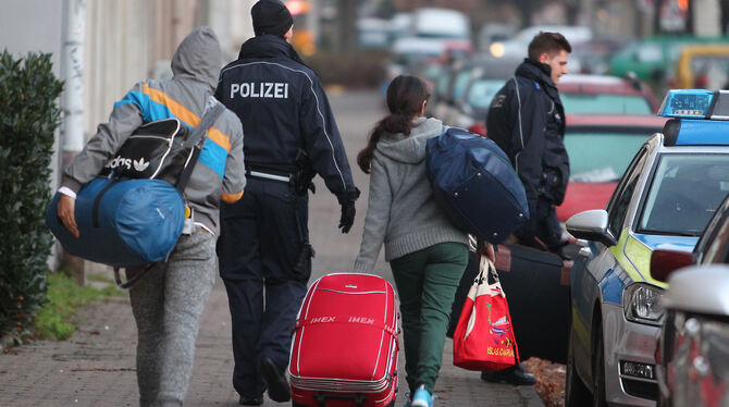 Abgelehnte Asylbewerber werden zum Transport zum Flughafen abgeholt. In Einzelfällen kann die Härtefallkommission erreichen, da