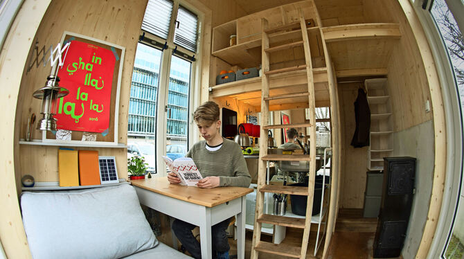 Eine Einzimmerwohnung, die kaum größer ist als ein Parkplatz, wurde 2007 im Bauhaus-Archiv in Berlin vorgestellt.  FOTOS: DPA