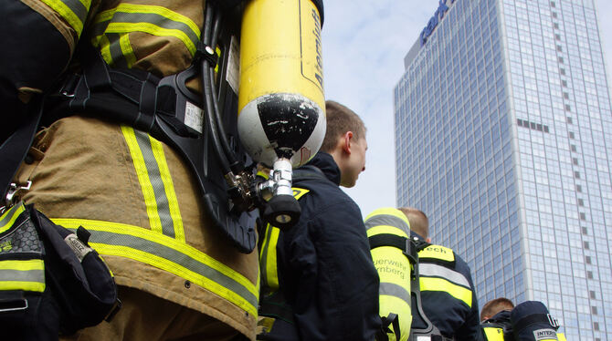 Die Feuerwehrleute aus Neckartailfingen wollen es im Mai wieder wagen: Mit kompletter Ausrüstung die Treppen des 39-stöckigen Ho